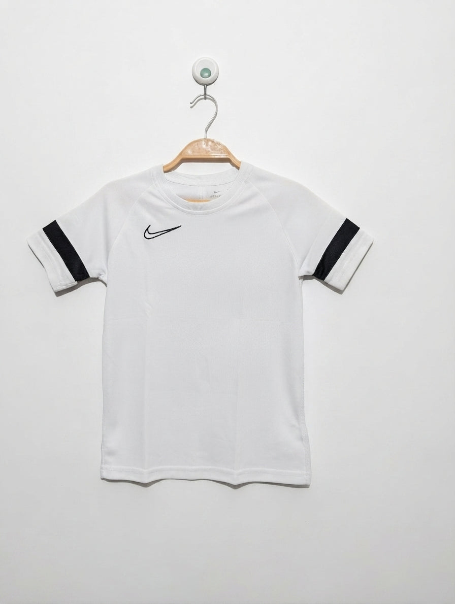 Nike Boys White and Black Contrast Sleeve Soccer Jersey - Size Estimated Age 8-9 Years AB2