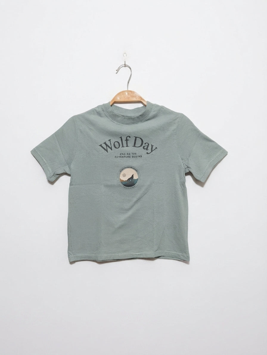 KIABI Boys Sage Green "Wolf Day" Adventure Graphic Short Sleeve Tee - Size 8A Estimated Age 8 Years AB2