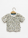 short-sleeved patterned white T-shirt. AB1