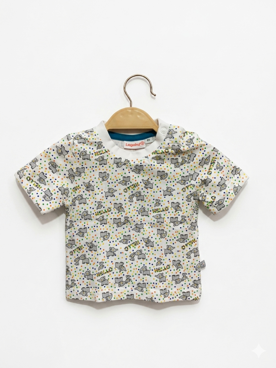 short-sleeved patterned white T-shirt. AB1