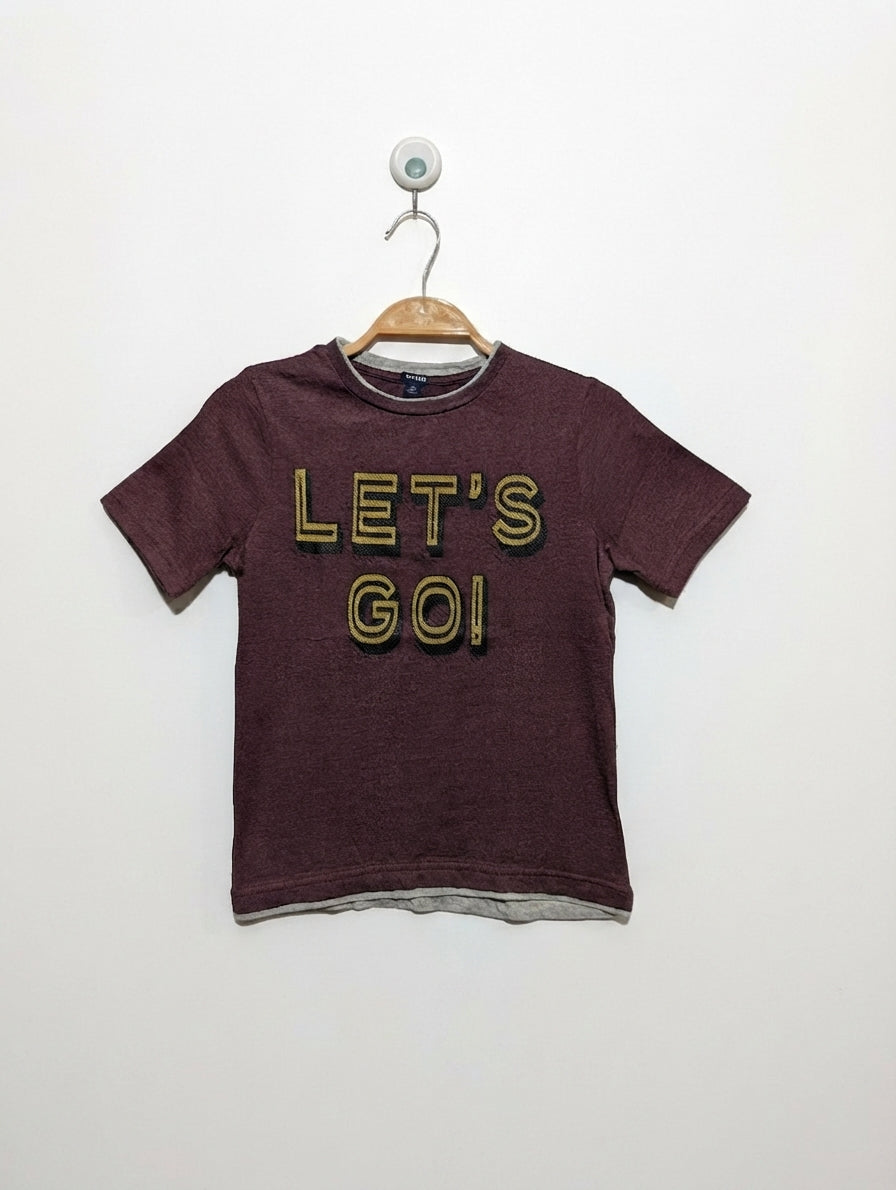 KIABI Boys Burgundy "Let's Go!" Typography Short Sleeve Tee - Size 8A Estimated Age 8 Years AB2