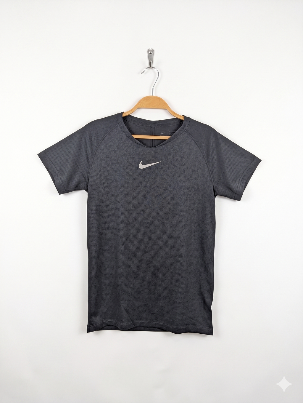 Nike Boys DRI-FIT Charcoal Grey Center Swoosh Short Sleeve Training Tee - Size Large (Estimated Age 12-13 Years) AB1