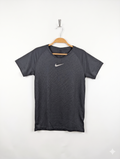 Nike Boys DRI-FIT Charcoal Grey Center Swoosh Short Sleeve Training Tee - Size Large (Estimated Age 12-13 Years) AB1