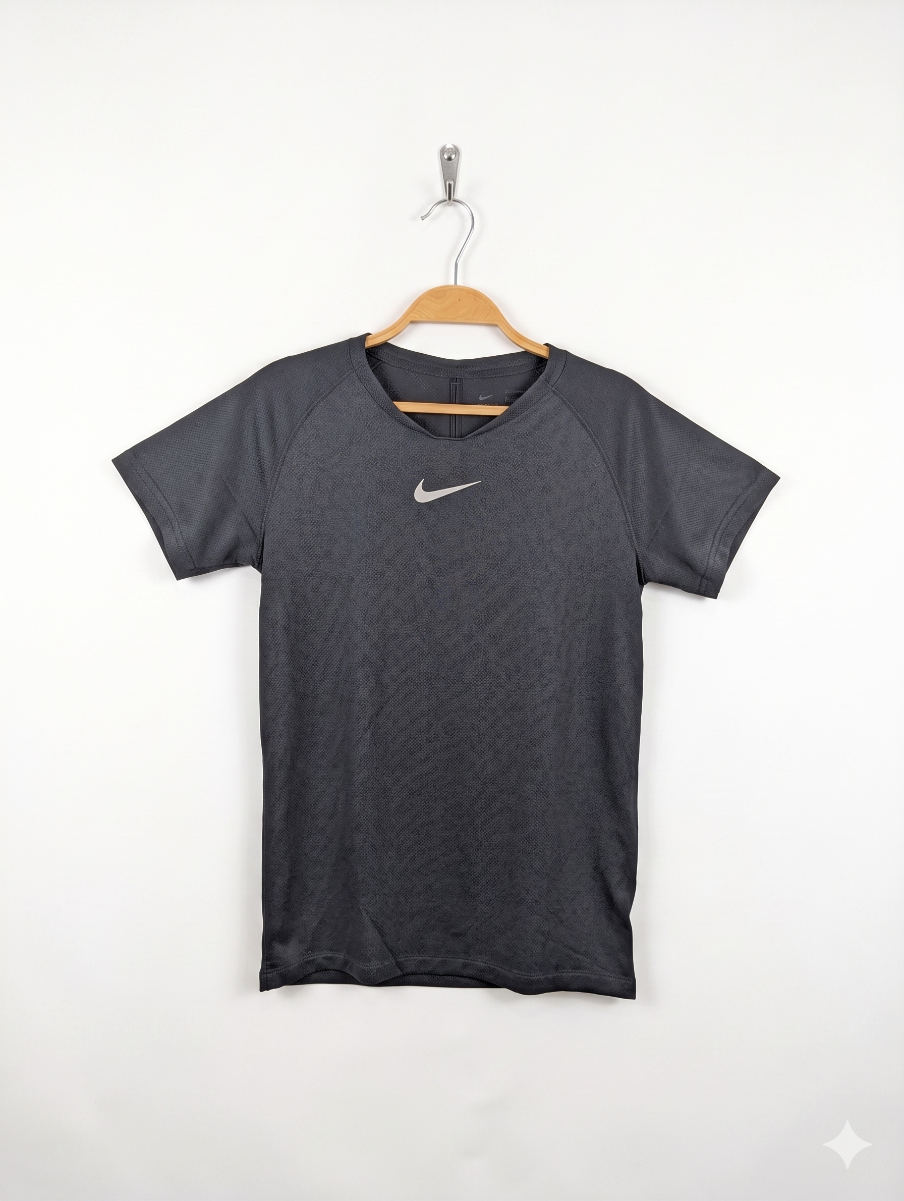 Nike Boys DRI-FIT Charcoal Grey Center Swoosh Short Sleeve Training Tee - Size Large (Estimated Age 12-13 Years) AB1