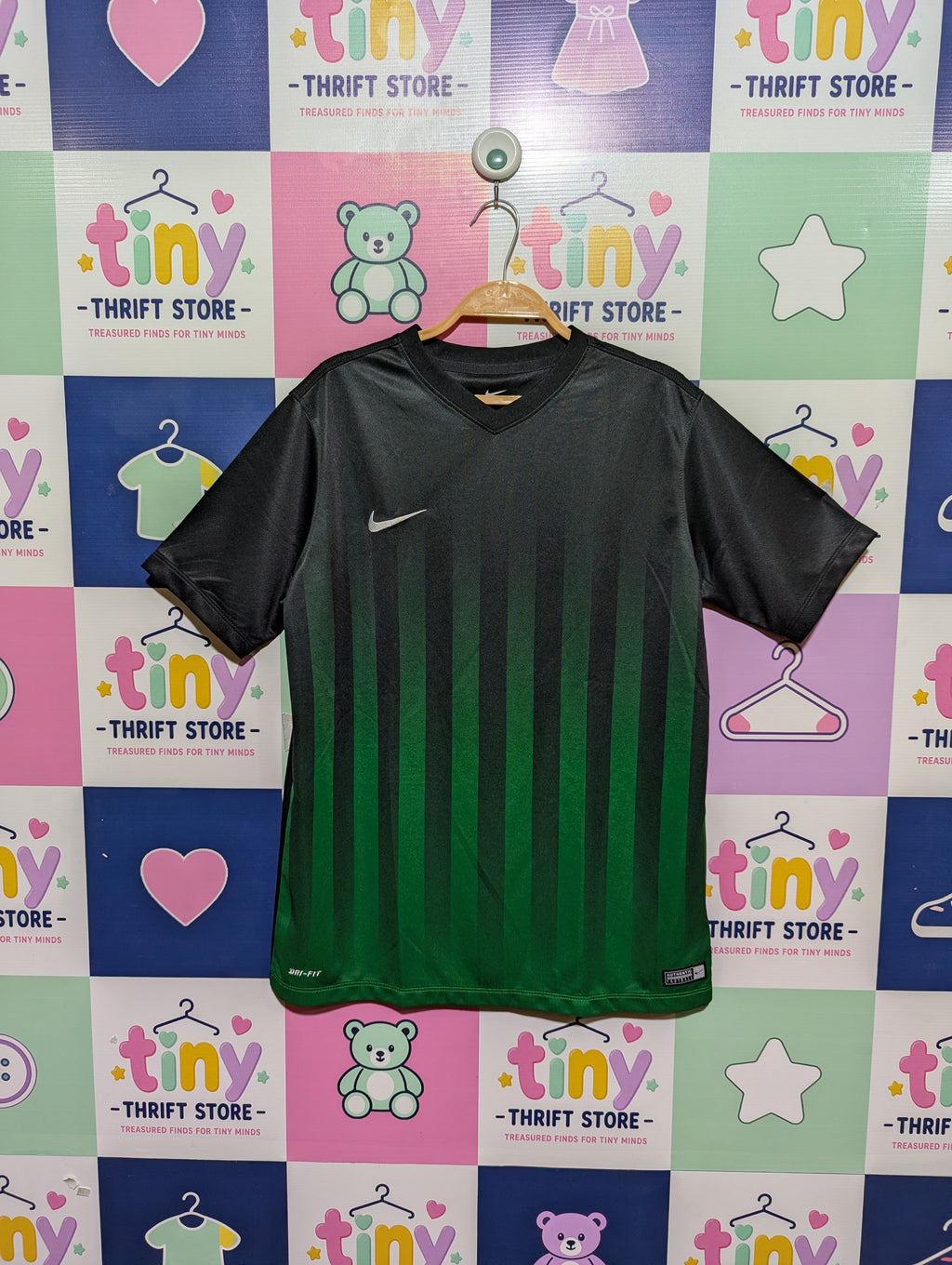 Nike Boys Black and Green "Dri-FIT" Athletic Tee - Size XL (158-170 CM) (Estimated Age 13-15) AB1