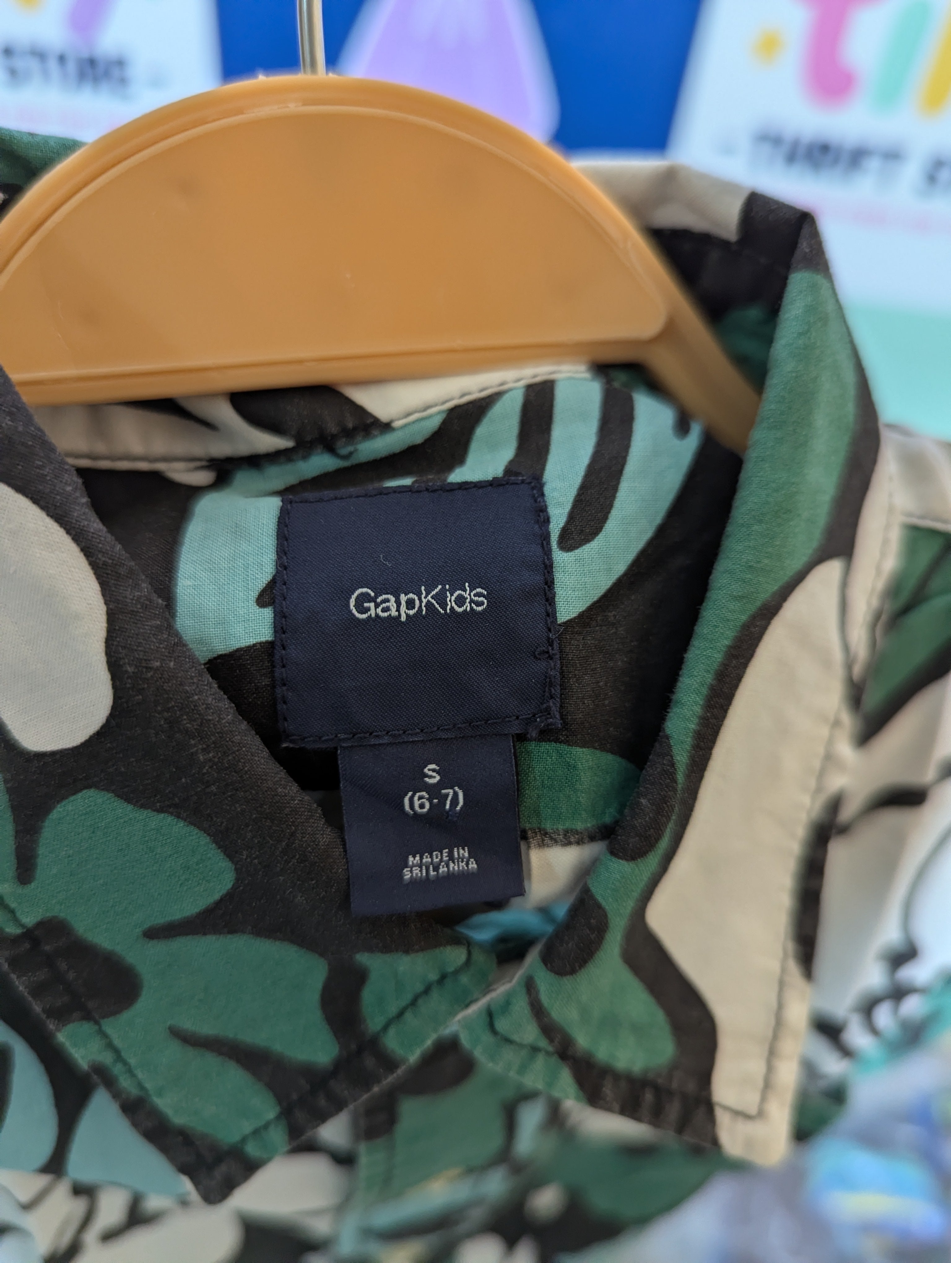GAP KIDS Boys Black and Green Floral Print Short Sleeve Button-Down Shirt - Size S (6-7), Estimated Age 6-7 Years AB2
