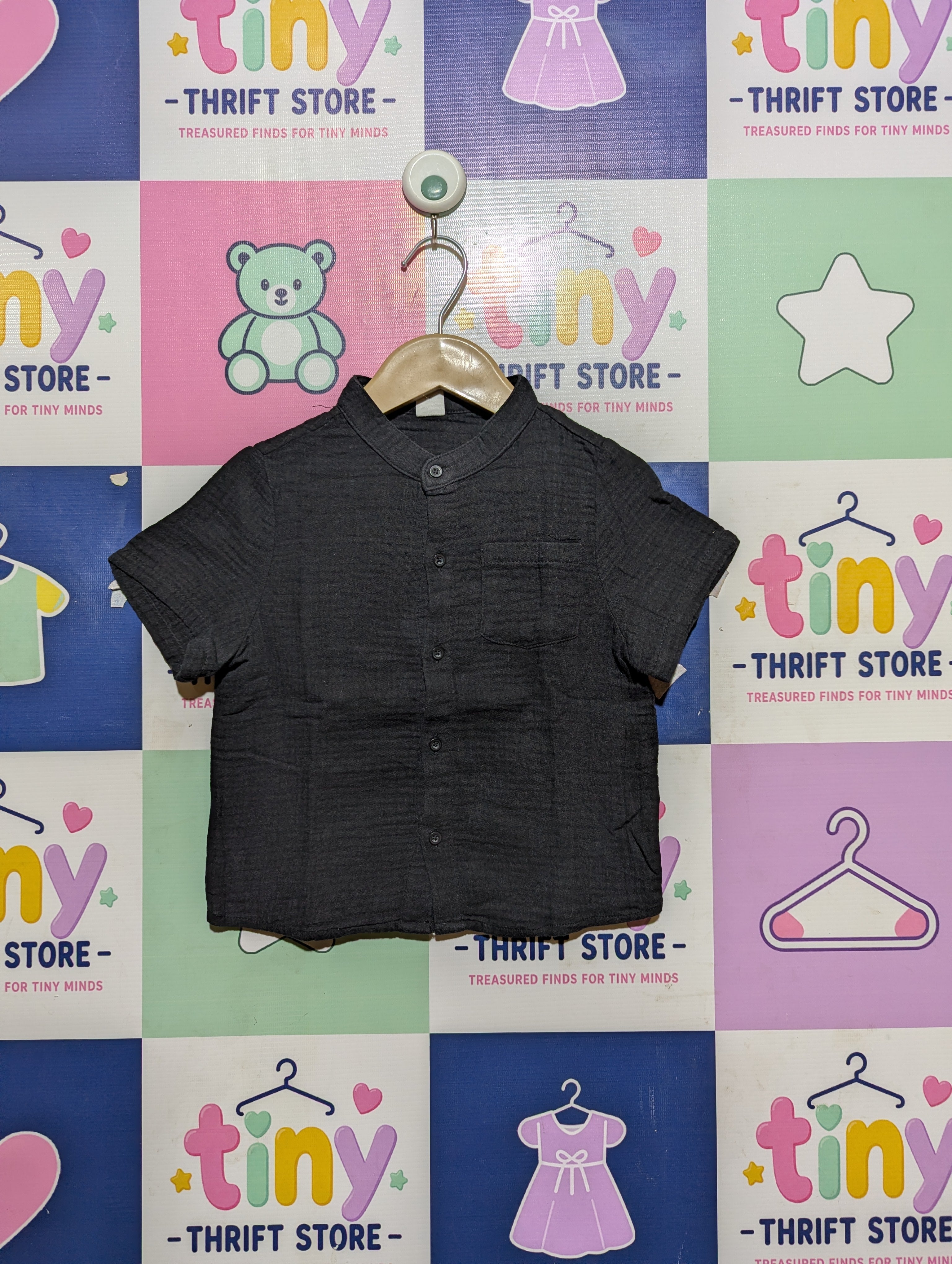 SHEIN Boys Dark Charcoal Grey Mandarin Collar Short Sleeve Button-Down Shirt - Size Estimated Age 2-3 Years AB2