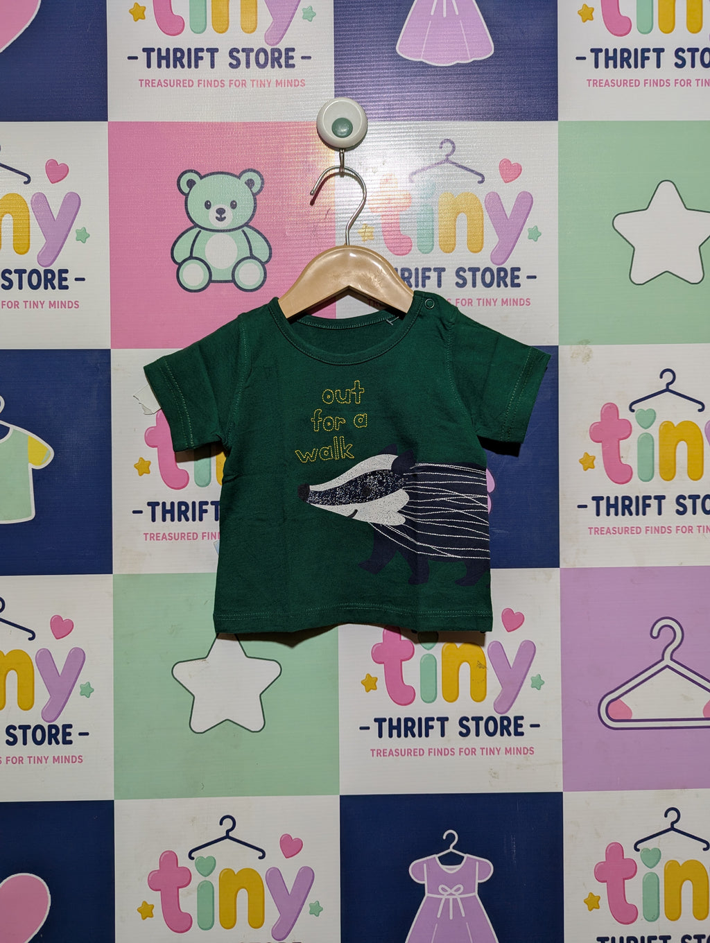 M&S Boys Pine Green "Out For A Walk" Badger Graphic Tee - Size Estimated Age 0 to 3 Months AB2