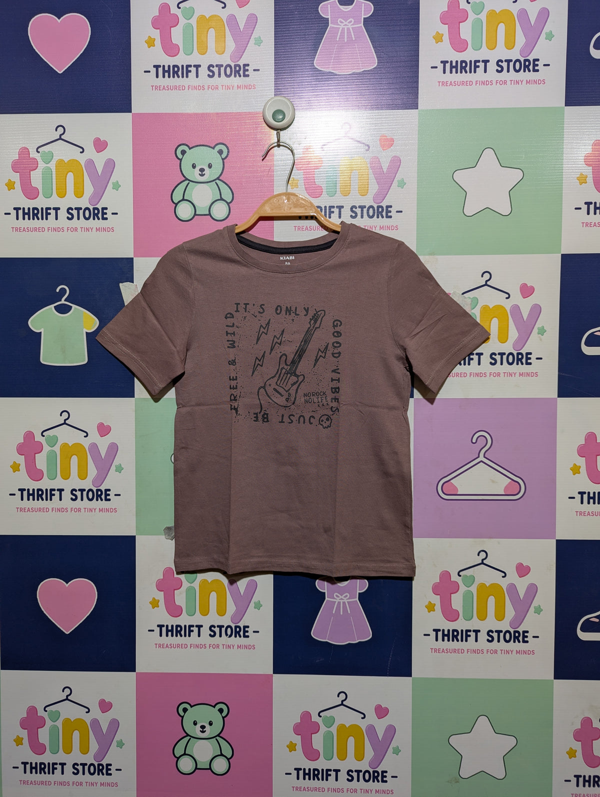 KIABI Boys Mauve Brown "It's Only Good Vibes" Guitar Graphic Short Sleeve Tee - Size 8A Estimated Age 8 Years AB2