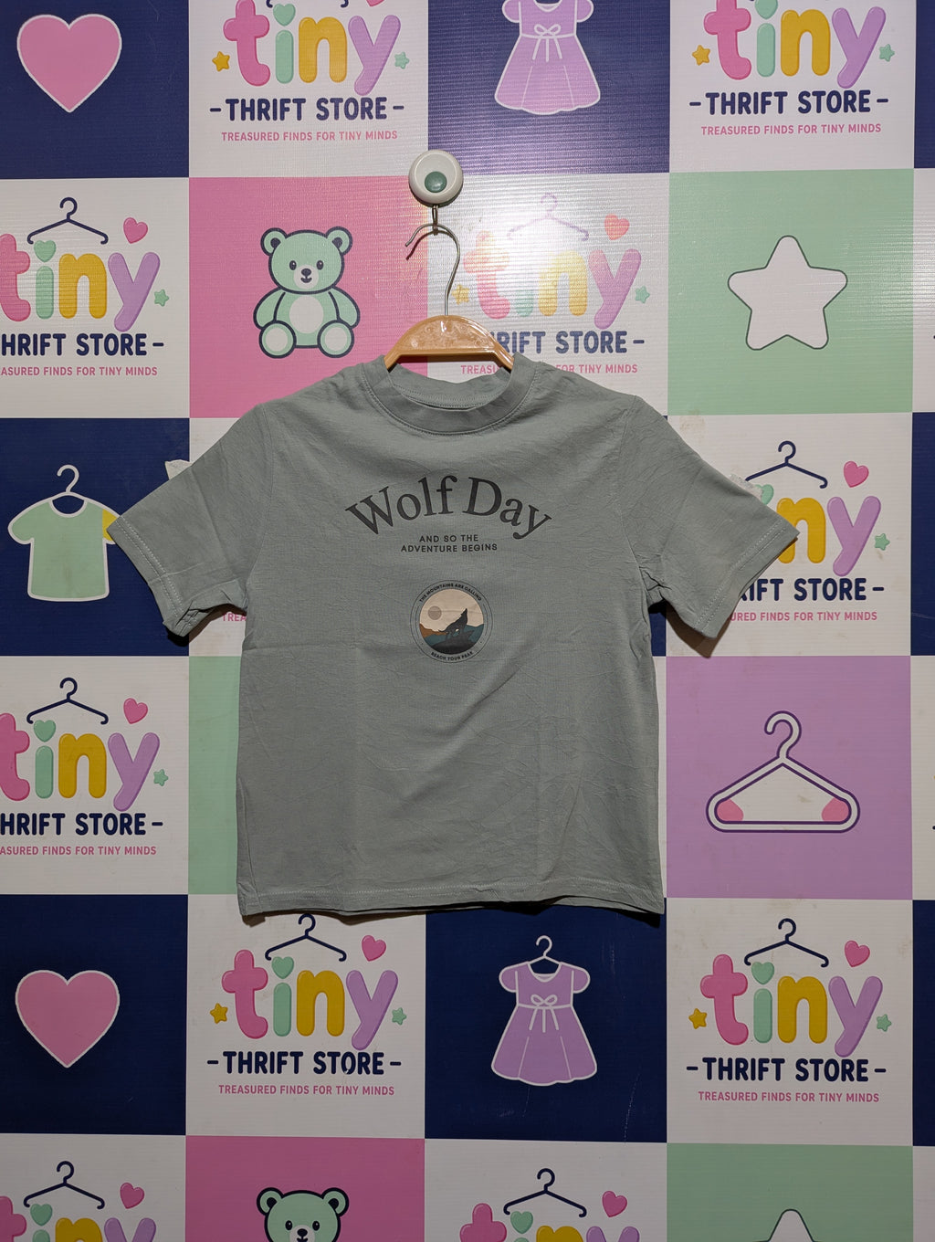 KIABI Boys Sage Green "Wolf Day" Adventure Graphic Short Sleeve Tee - Size 8A Estimated Age 8 Years AB2