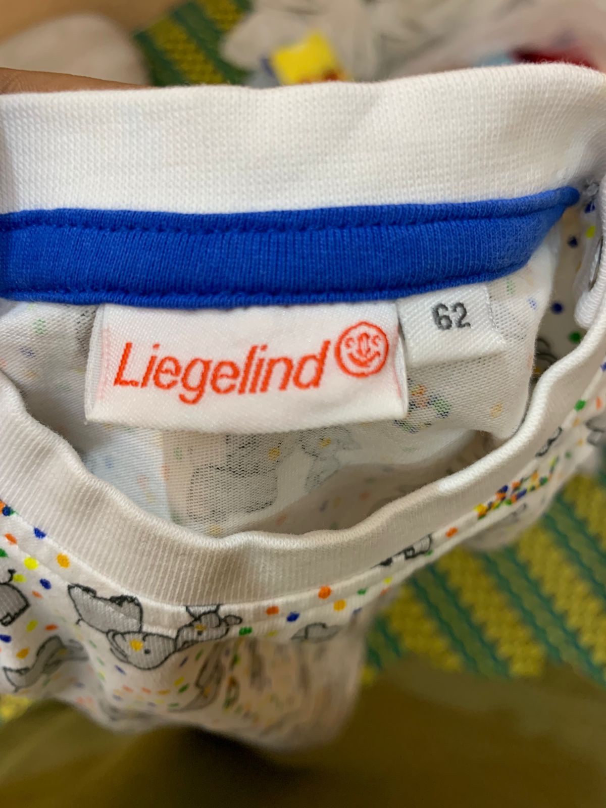 short-sleeved patterned white T-shirt. AB1