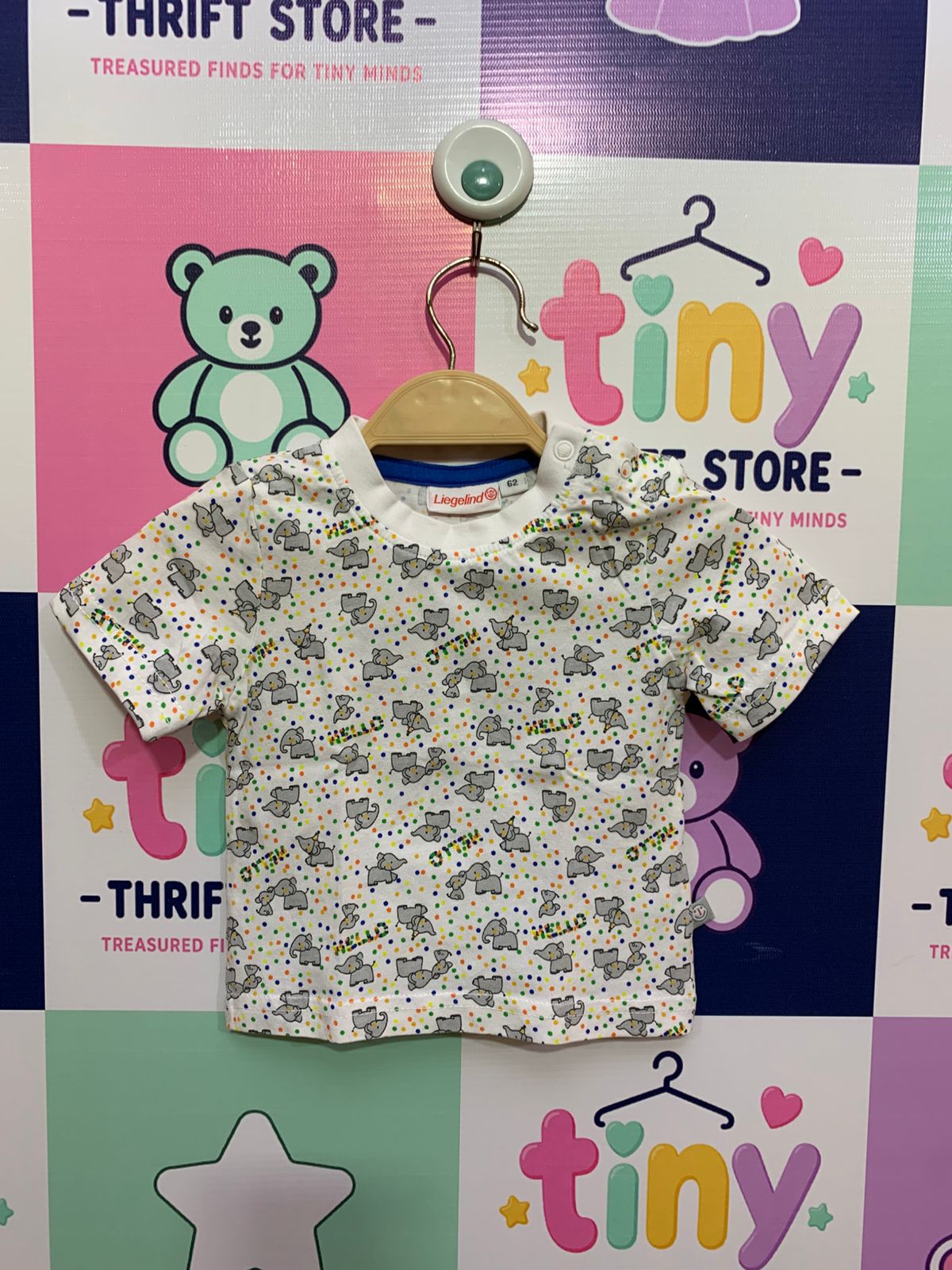 short-sleeved patterned white T-shirt. AB1