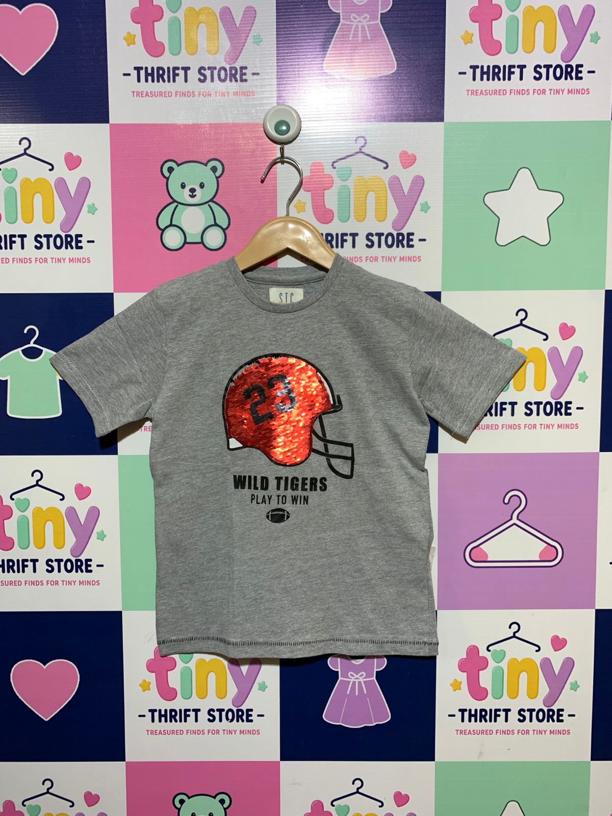 STC Denim Co. Boys Heather Grey "Wild Tigers" Sequin Helmet Graphic Tee - Size Estimated Age 6-7 Years AB1