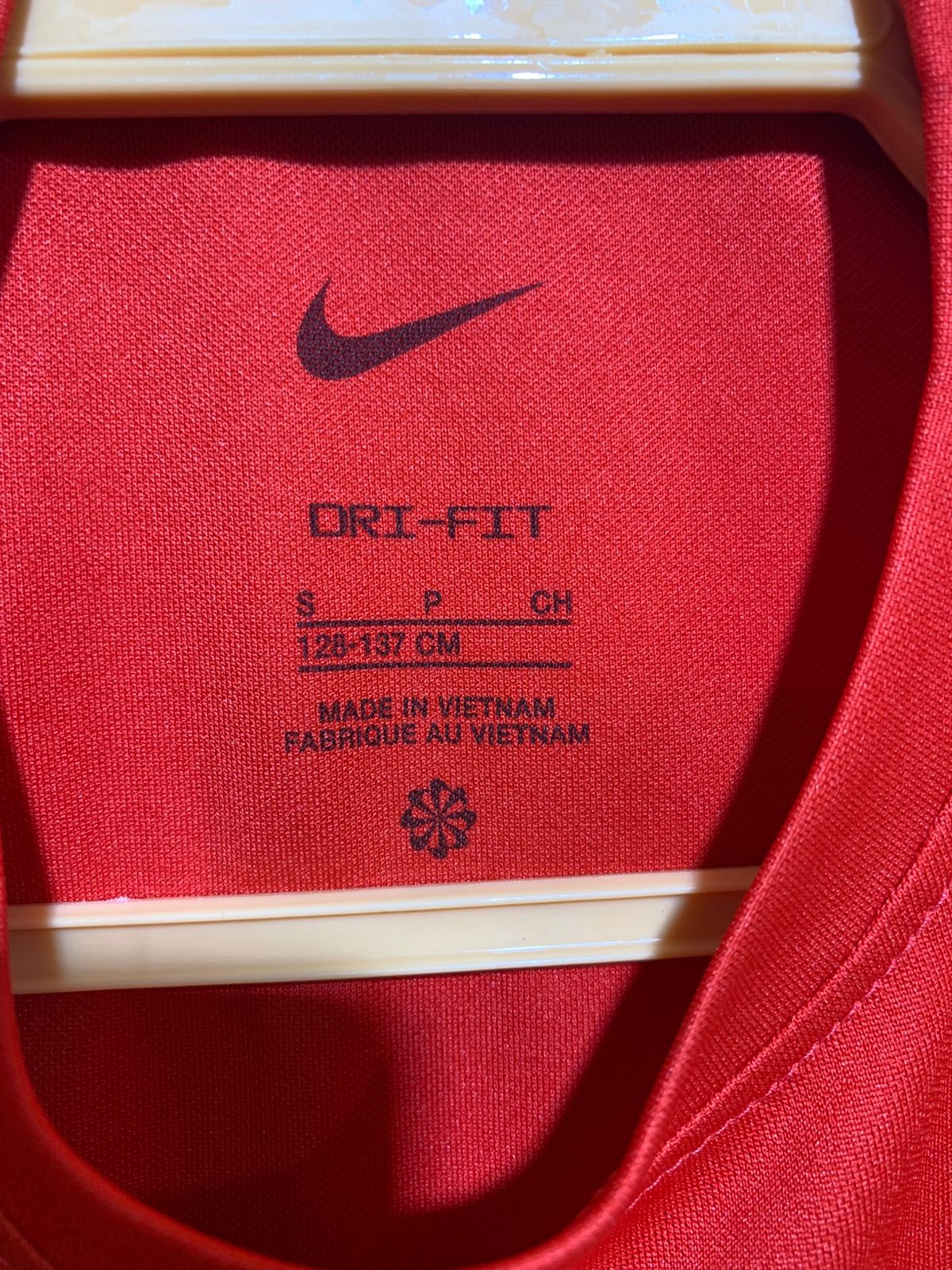 Nike Boys Vibrant Red "Dri-FIT" Short Sleeve Performance Jersey - Size Estimated Age 8-10 Years AB1