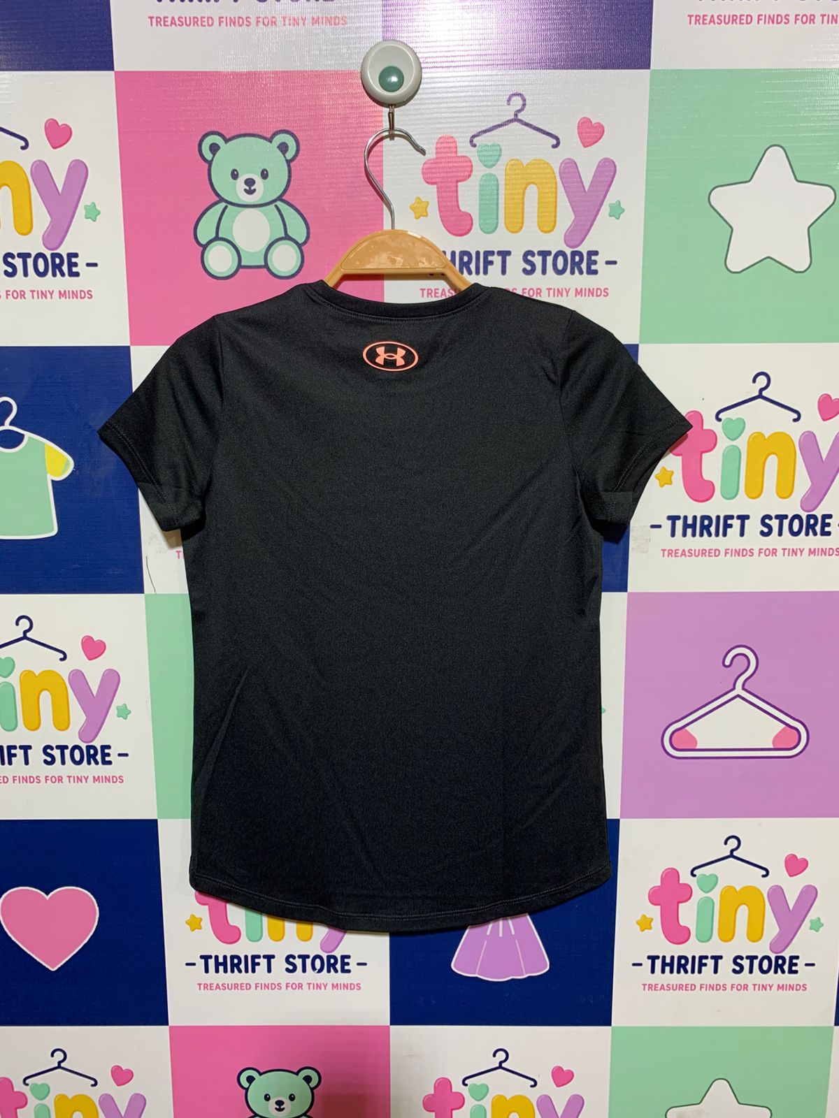 Under Armour Girls' Black Tech Graphic Short Sleeve Tee – Size Estimated Age: 7–8 Years. AB1