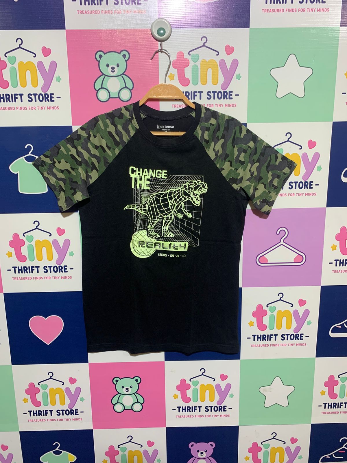 Inextenso Boys Black & Camo "Change The Reality" T-Rex Raglan Tee - Size Estimated Age 12 Years AB1